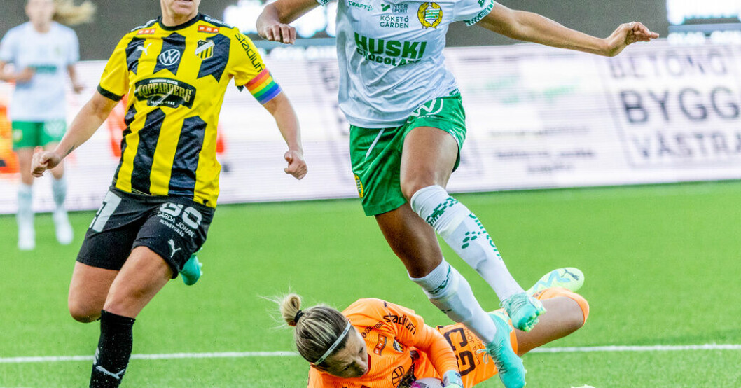 Madelen Janogy i en duell med Häckenmålvakten Jennifer Falk. Janogys chockbesked: Avstängningen hävd
