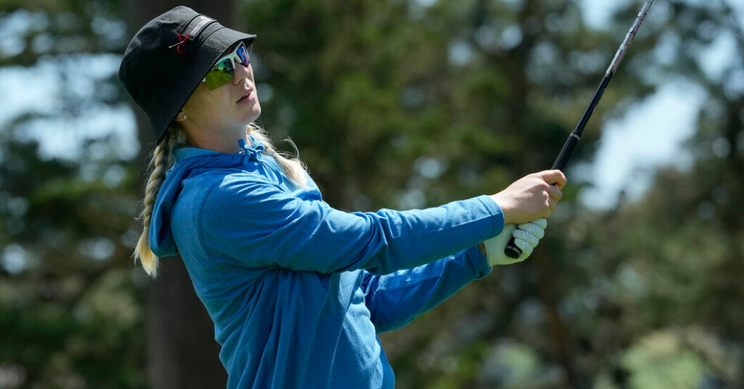 Madelene Sagström slår ut på det elfte hålet. Drömstart för Sveriges golfdamer