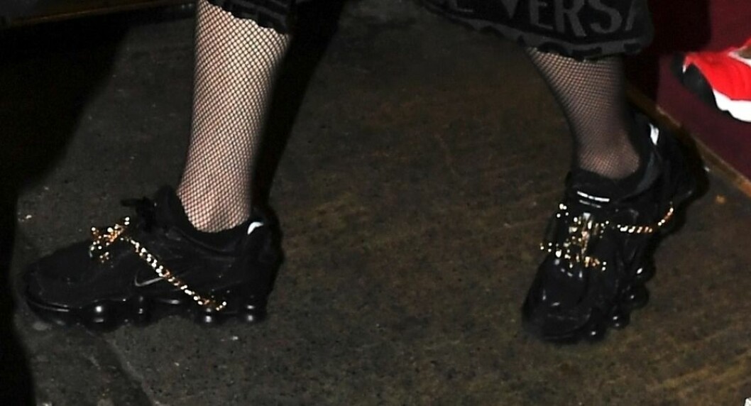 Madonna har bytt till platta skor. FOTO: AAWE, CRHA/TT Madonna har bytt till platta skor.
