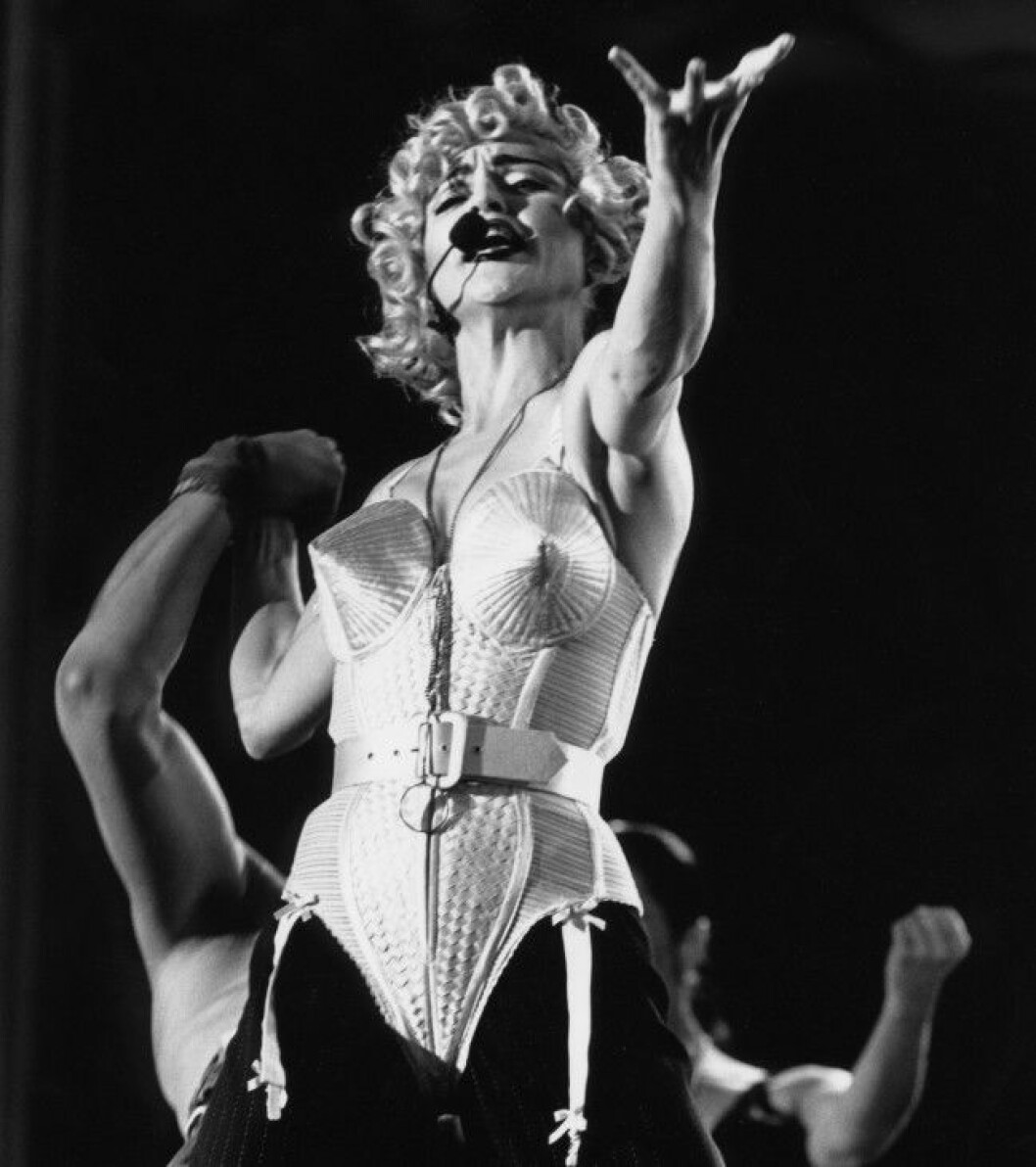 Ikonisk scenoutfit signerad Jean Paul Gaultier. Foto: IBL Ikonisk scenoutfit signerad Jean Paul Gaultier. Foto: IBL