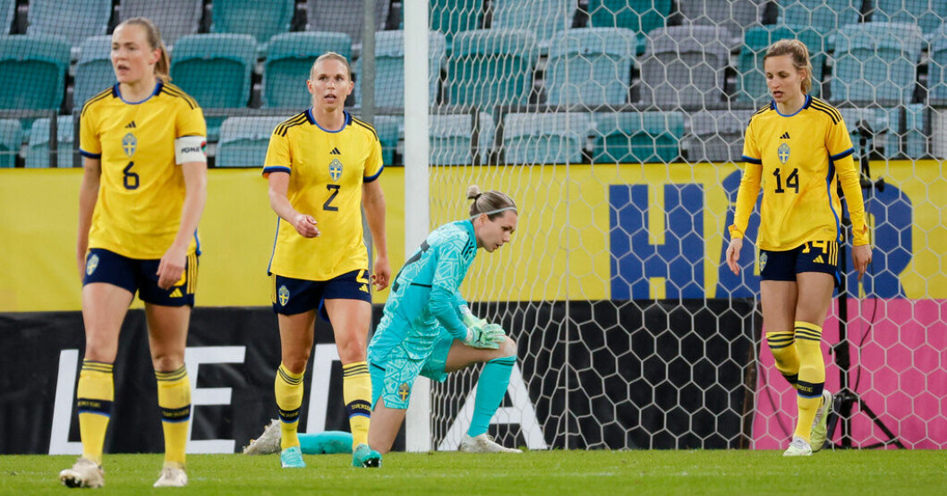 Magdalena Eriksson, Jonna Andersson och Nathalie Björn deppar efter Norges kvittering i den sjätte tilläggsminuten. Eriksson: "Man lider med Seger"
