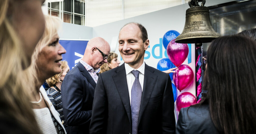 Magnus Groth, vd för Essity, ringer i klockan på Stockholmsbörsen i samband med noteringen 2017. Arkivbild. Bonusbingo för Essitychefen