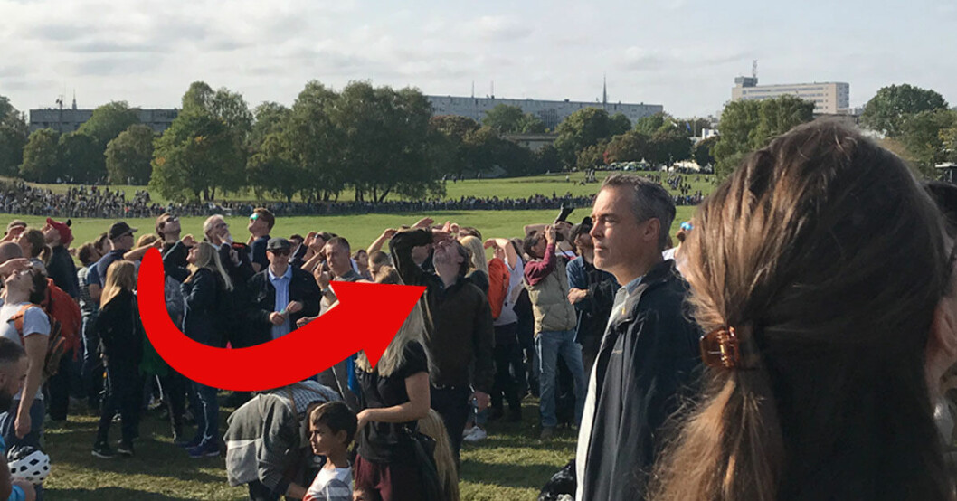Gustaf Magnuson spejar när fallskärmshoppare är på väg ner på Gärdet. Gustaf Magnuson spejar när fallskärmshoppare är på väg ner på Gärdet.