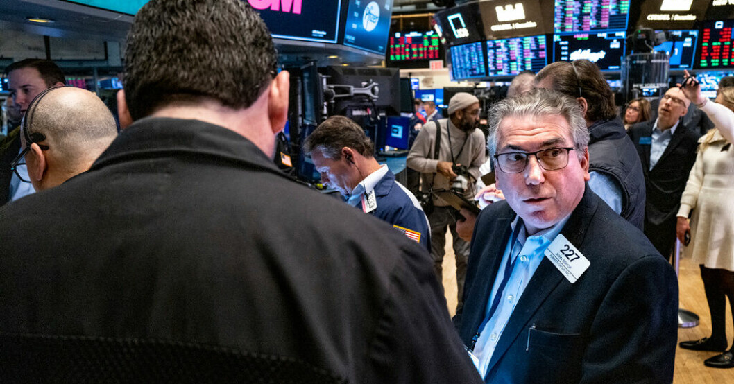 Mäklarna på Wall Street genomlevde en turbulent måndag till följd av den amerikanska bankkrisen. Turbulens på Wall Street till följd av bankkris