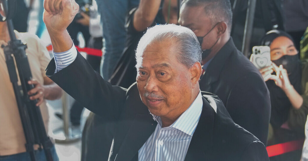 Malaysias tidigare premiärminister Muhyiddin Yassin höjde näven när han infann sig i domstolen i Kuala Lumpur på fredagen. Malaysias tidigare premiärminister åtalad