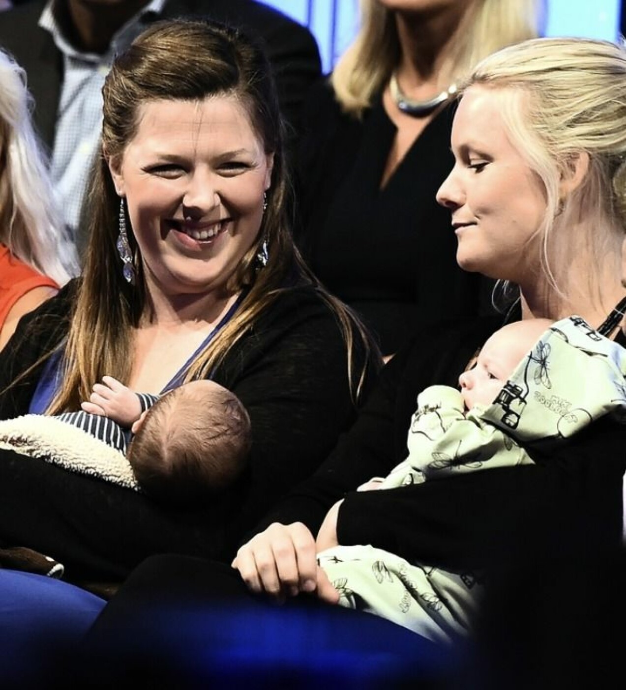 Malin Engberg och Amanda Engberg med nyfödda barn. Malin Engberg och Amanda Engberg
