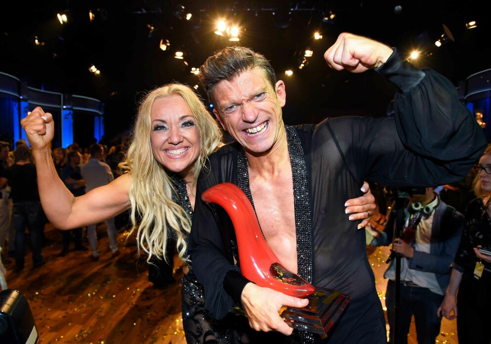 Tack och hej! Malin Watson och Jesper Blomqvist firar segern i Let's dance 2017. Malin Watson och Jesper Blomqvist