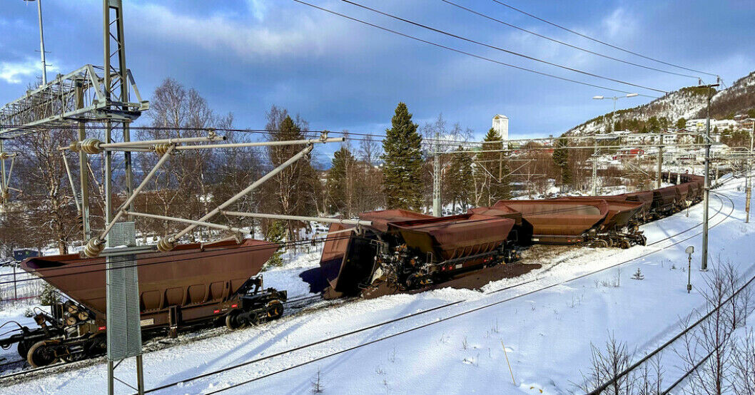 Urspårade tågvagnar utanför Narvik i Norge.