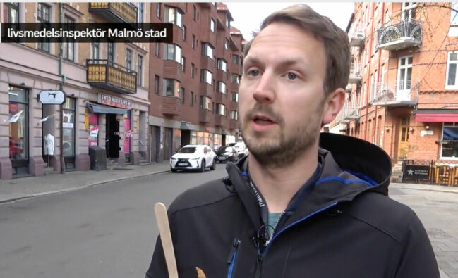 Mikael Ewing intervjuas av SVT.