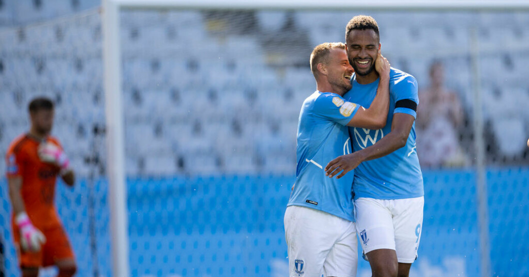 Malmö FF, här Isaac Kiese Thelin och Eric Larsson, kan jubla över ett ekonomiskt starkt 2022 som ger klubben rekordsiffror. Arkivbild. Malmö FF:s rekordsiffror – aldrig varit rikare