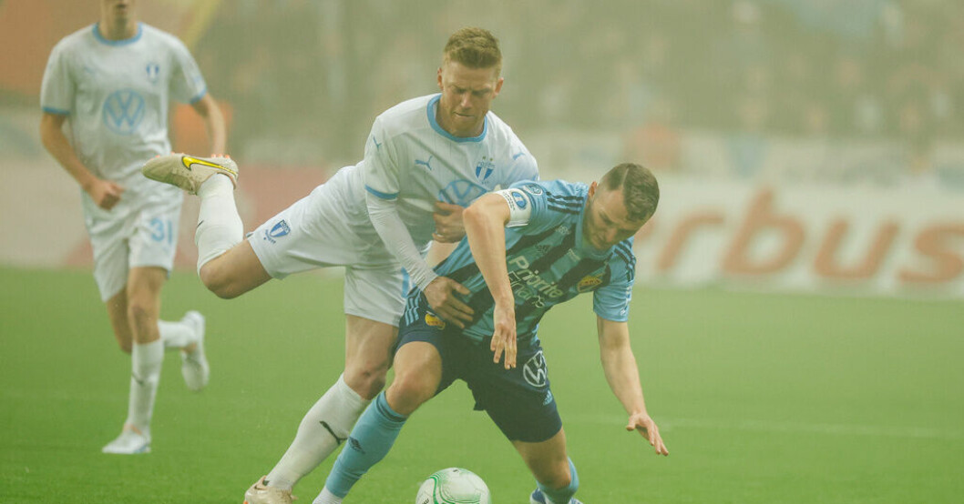 Malmö FF:s vitklädde Anders Christiansen i duell med Piotr Johansson. Djurgården vann tungviktsmötet efter straffar