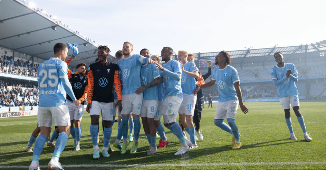 Malmö FF-spelarna firar 4–2-segern hemma mot Hammarby. Trepoängaren var MFF:s femte raka av fem möjliga. Skolgårdsfotboll bakom MFF:s succéstart