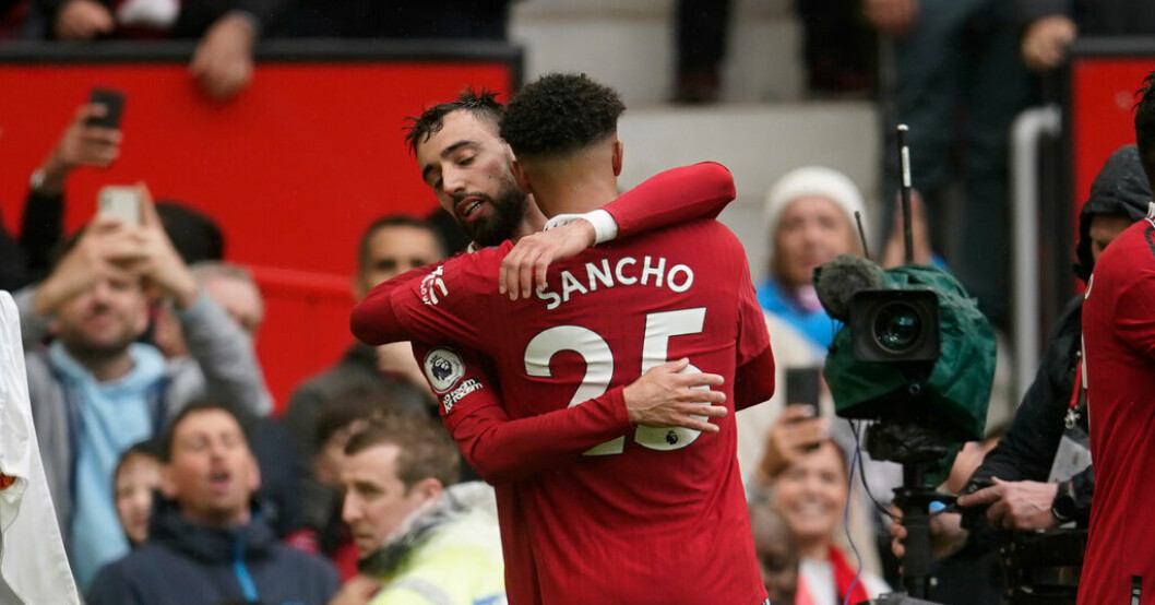 Målskytten Bruno Fernandes klappas om av lagkamraten Jadon Sancho. Uniteds styrkebesked: Slog Europarivalen