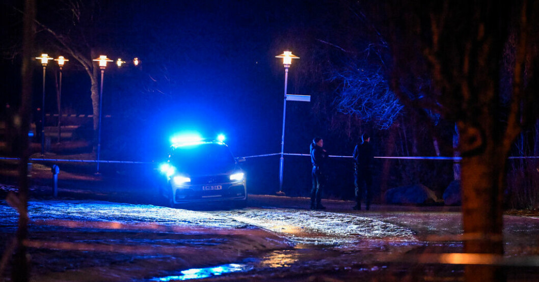 Mannen är allvarligt skadad efter skottlossningen och har förts till sjukhus med ambulans. Man allvarligt skadad efter skottlossning – andra skjutningen i Stockholm