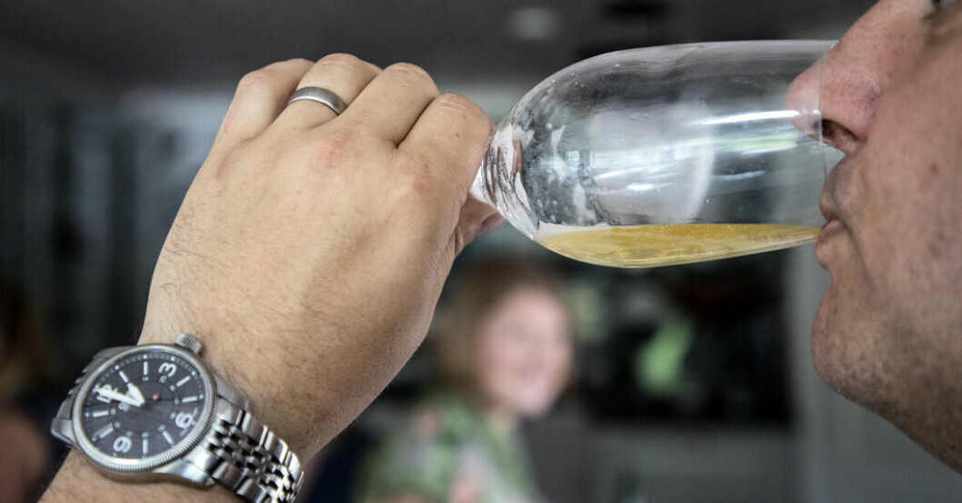 Män som drack mer än 4,8 standardglas per vecka löpte 20 procent högre risk att få förmaksflimmer än de män som drack mindre än 0,9 glas i veckan, enligt en avhandling. Arkivbild. Även måttligt drickande en risk för hjärtat