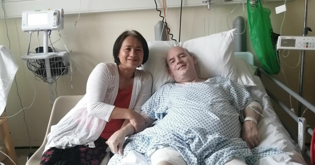 Kevin Hill dog men återuppväcktes sedan igen och kan nu dela med sig att vad han upplevde på andra sidan. Här är han på sjukhuset med sin fru Camille Hill. Kevin ligger i sjukhussängen med sin fru Camille Hill bredvid sig till höger.