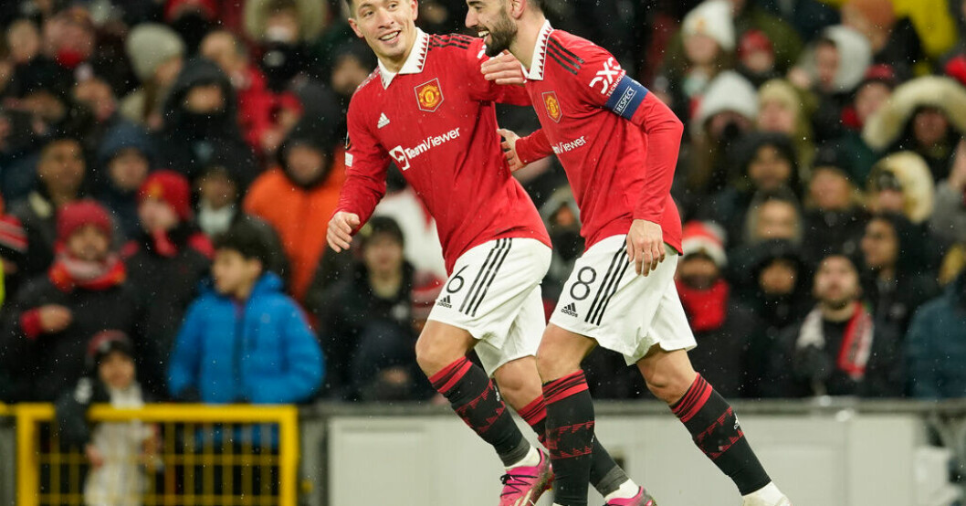 Manchester Uniteds Bruno Fernandes, till höger, firar efter sitt mål i storsegern över Real Betis. Efter storförlusten – United vann enkelt