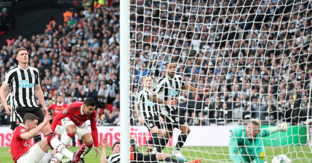 Manchester Uniteds Casemiro, trea från vänster, nickar in ledningsmålet i cupsegern över Newcastle. Snabba mål bröt titeltorkan – "känns enormt"
