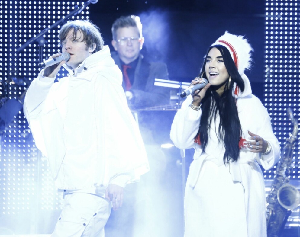 Mando Diao och Maxida Märak framför VM-låten på invigningen av Skid-VM 2015. Love last forever med Mando Diao och Maxida