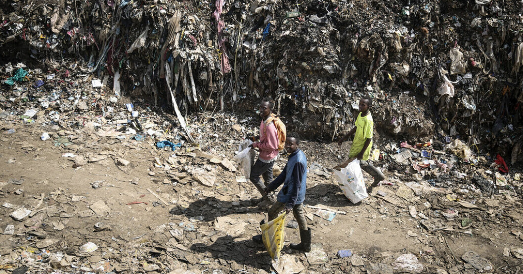 Många donerade kläder hamnar på soptippar i Kenya, som den här i Nairobi. Arkivbild. Begagnade kläder förorenar i Kenya
