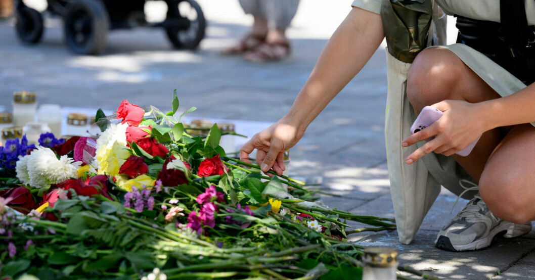 Många samlades på måndagen för att lämna blommor på minnesplatsen. "Är det min tur nästa gång?"