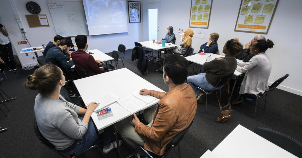 Många SFI-elever vill ha en mer verklighetsnära undervisning, för att klara kontakter med barnens skola till exempel. Arkivbild. Kritik: SFI-elever lär sig inte vardagsspråket