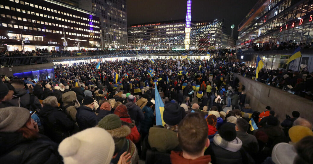 Manifestation för Ukraina på Sergels torg. Sverige samlades till stöd för Ukraina på årsdagen