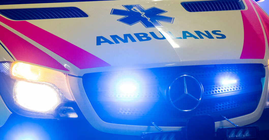 Mannen fördes till sjukhus i ambulans. Arkivbild. Man i 65-årsåldern död efter olycka