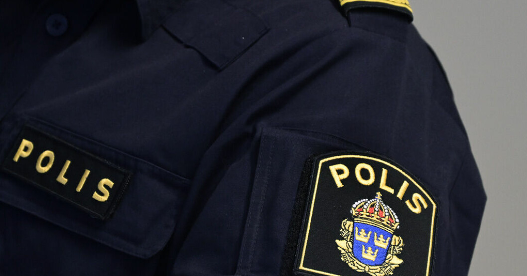 Mannen greps av polis i provsalen. Arkivbild. Hade hörsnäcka på teoriprov – greps