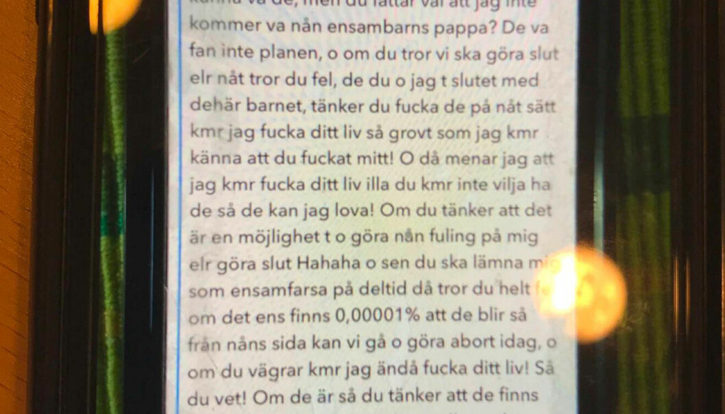 <strong>På Snapchat skriver mannen att han ska ”fucka” kvinnans liv om hon lämnar honom. Han skriver också att hon borde göra abort i så fall. </strong> Ett av de hotfulla meddelande som mannen skickat på tjänsten snapchat till sin sambo.