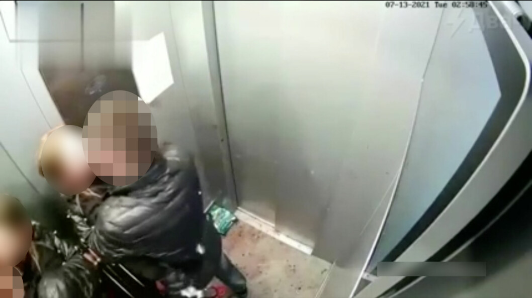 Mannen tar stryptag på kvinnan. I reflektionen från spegeln syns hur kvinnan kämpar emot. Mannen tar stryptag på kvinnan. I reflektionen från spegeln syns hur kvinnan kämpar emot.