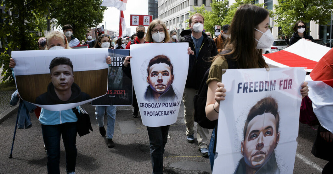 Människor bär plakat med Roman Protasevitjs bild vid en demonstration i Berlin i maj 2021. Arkivbild. Åtta års fängelse för belarusisk regimkritiker