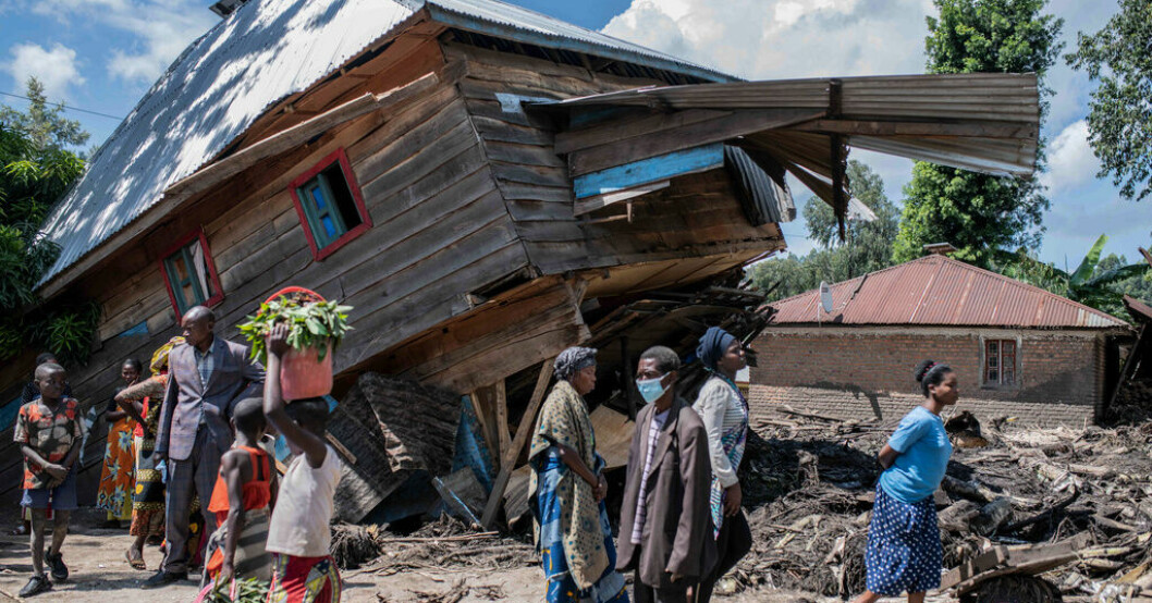 Människor bredvid ett förstört hus i en by i provinsen Södra Kivu i östra Kongo-Kinshasa. Fler döda i översvämningarna i Kongo-Kinshasa