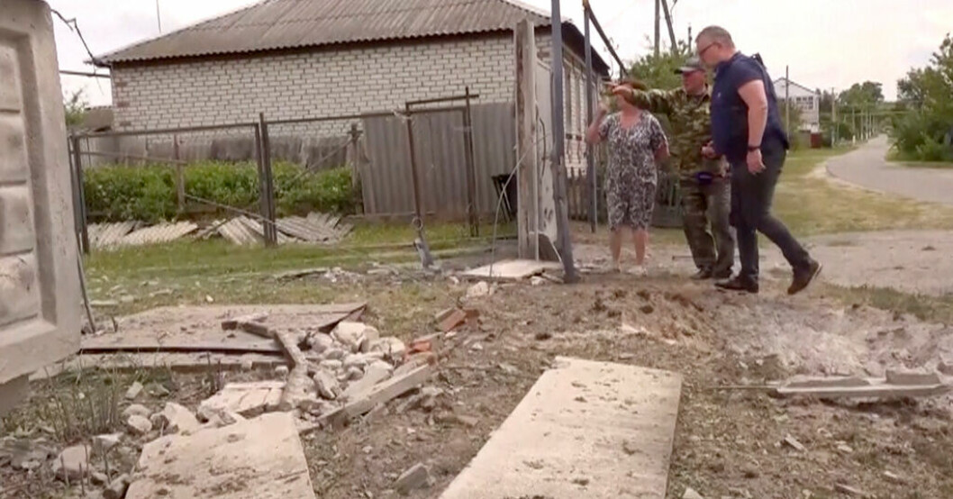 Människor i den ryska Belgorod-regionen ser över skadorna i ett delvis förstört bostadshus på tisdagen. "Svårt för Putin att sopa under mattan"