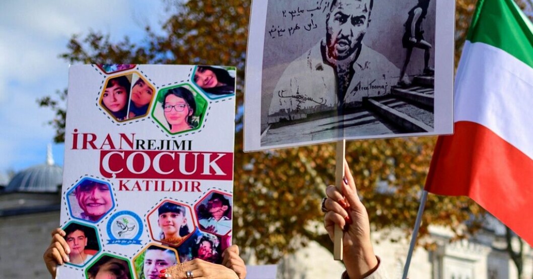Människor i Istanbul protesterar mot gripandet av rapparen Toomaj Salehi. Arkivbild. Iransk rappare behöver "akut vård"