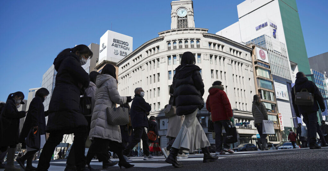 Människor i shoppingområdet Ginza i Tokyo. Arkivbild. Utmaningar väntar Japans nya centralbankschef