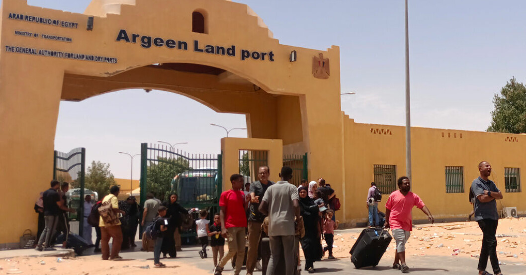 Människor som evakuerats från Sudan vid en gränspostering till Egypten. Bilden är tagen 27 april. Storbritannien har evakuerat 1 900 från Sudan