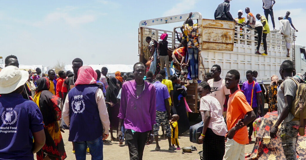 Människor som flytt från Sudan samlas i ett flyktingläger i Sydsudan. Arkivbild. Veckor av strider i Sudan – 200 000 på flykt