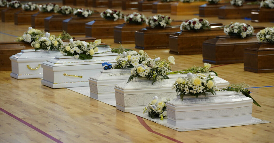 Människorna som dog i helgens tragedi utanför Kalabriens kust har lagts i kistor i en idrottshall i italienska Crotone. De minsta barnen har fått vita kistor. Ingen hjälp kom – nu begravs barnen i vita kistor