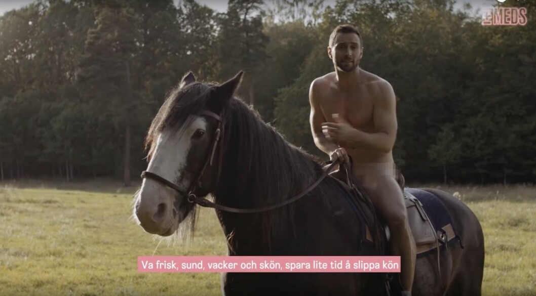 Här är den omtalade reklamfilmen där Måns Zelmerlöw bland annat rider naken på en häst. Måns zelmerlöw rider naken på en häst