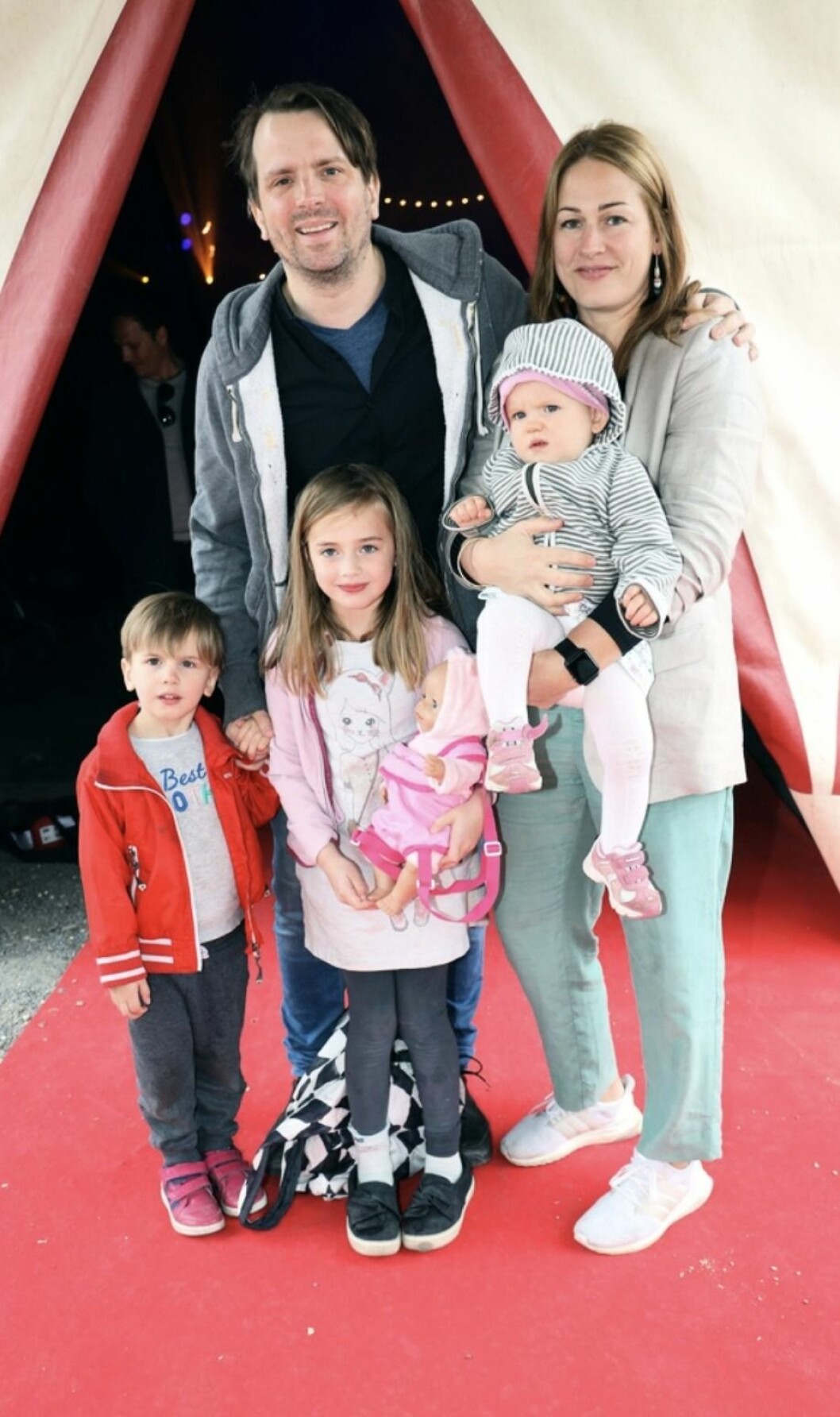 FOTO: Hans Shimoda/TT Måns Nathanaelson med familj