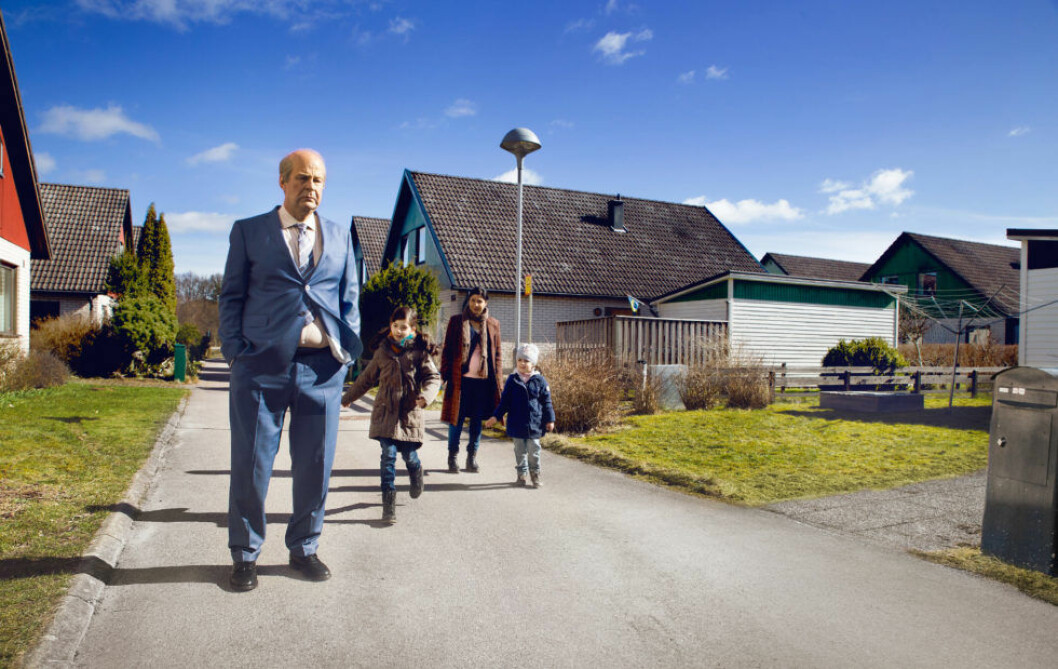 En stillbild från filmen “En man som heter Ove”, från vänster, Rolf Lassgård, Nelly Jamarani, Bahar Pars, Zozan Akgun. A MAN CALLED OVE, (aka EN MAN SOM HETER OVE), from left, Rolf Lassgard, Nelly Jamarani, Bahar Pars, Zozan Akgun, 2015. © Music Box Films / courtesy Everett Collection
