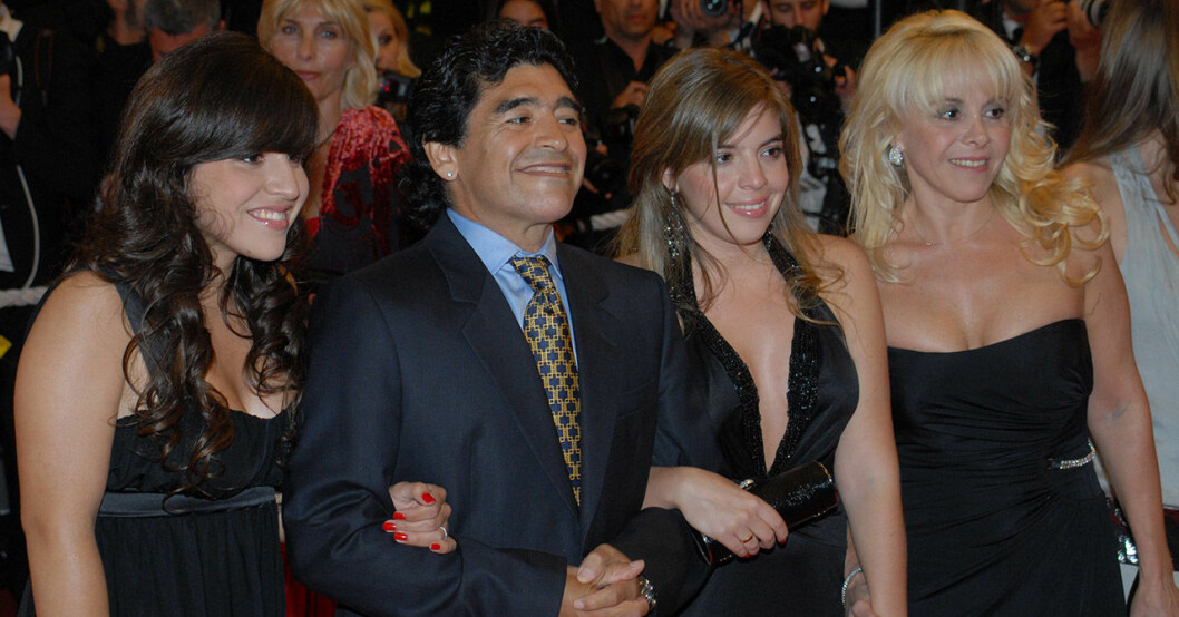 Maradona med ex-frun Claudia Villafane och döttrarna Dalma and Giannina på Cannes filmfestival 2008. Maradona med ex-frun Claudia Villafane och döttrarna Dalma and Giannina på Cannes filmfestival 2008.