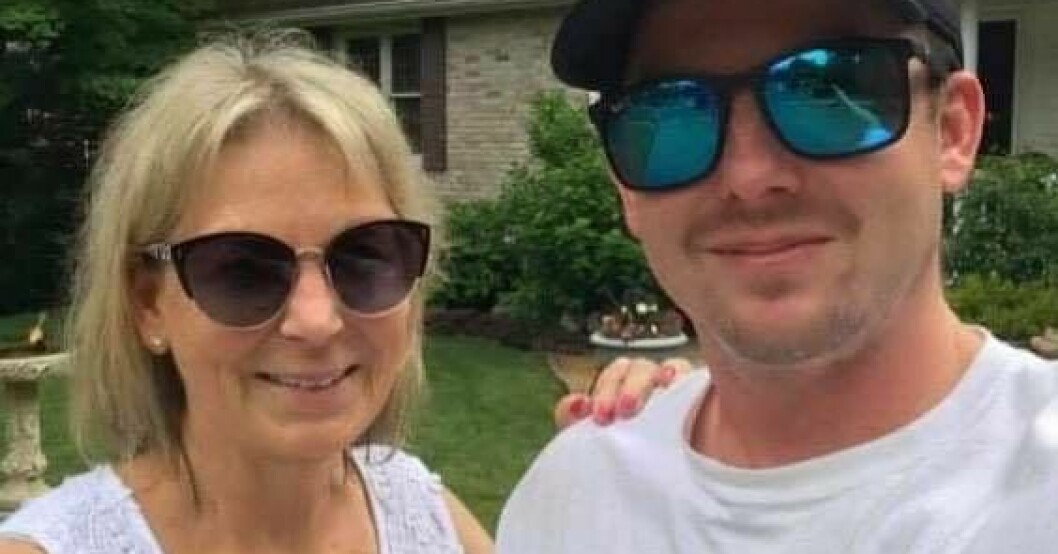 Candace Cay Ayers var dubbelvaccinerad men dog ändå i corona. Nu skyller sonen Marc Ayers på alla som inte vaccinerat sig. Candace Cay Ayers och sonen Marc Ayers