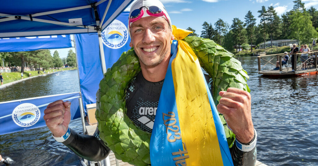 Marcel Schouten från Nederländerna firar 2023 års seger av Vansbrosimningen. Nederländsk seger i Vansbrosimningen