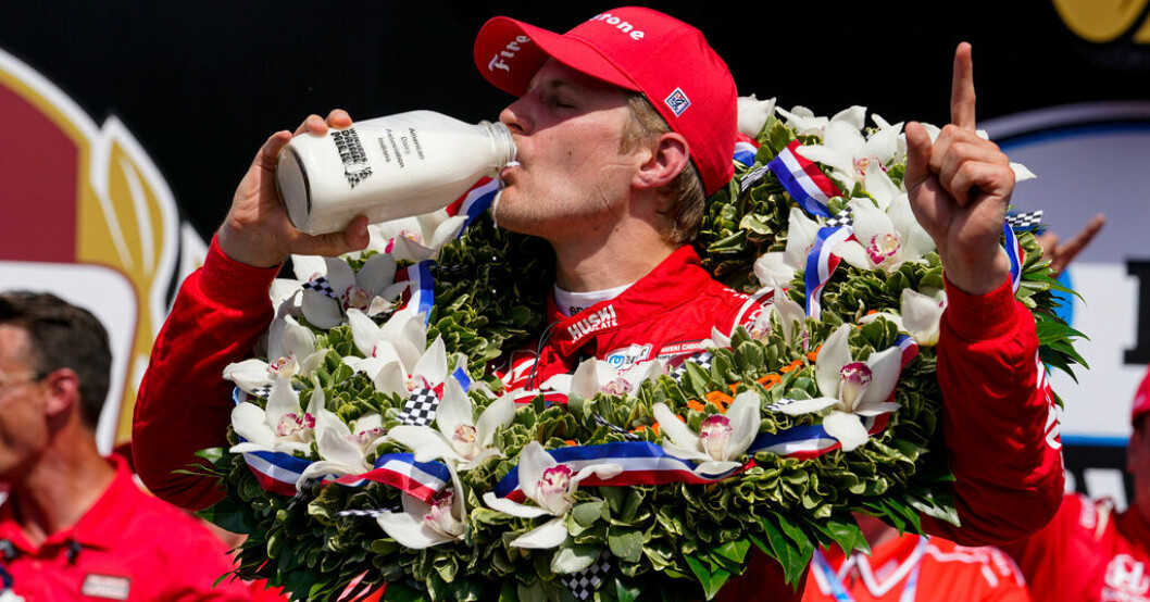 Marcus Ericsson med traditionella mjölkdrickandet efter fjolårets seger i Indy 500. Arkivbild. Marcus Ericsson: Försöker ha fötterna på jorden