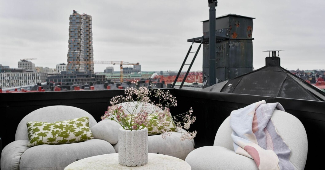 En stor takterrass med utsikt över Stockholms takåsar.