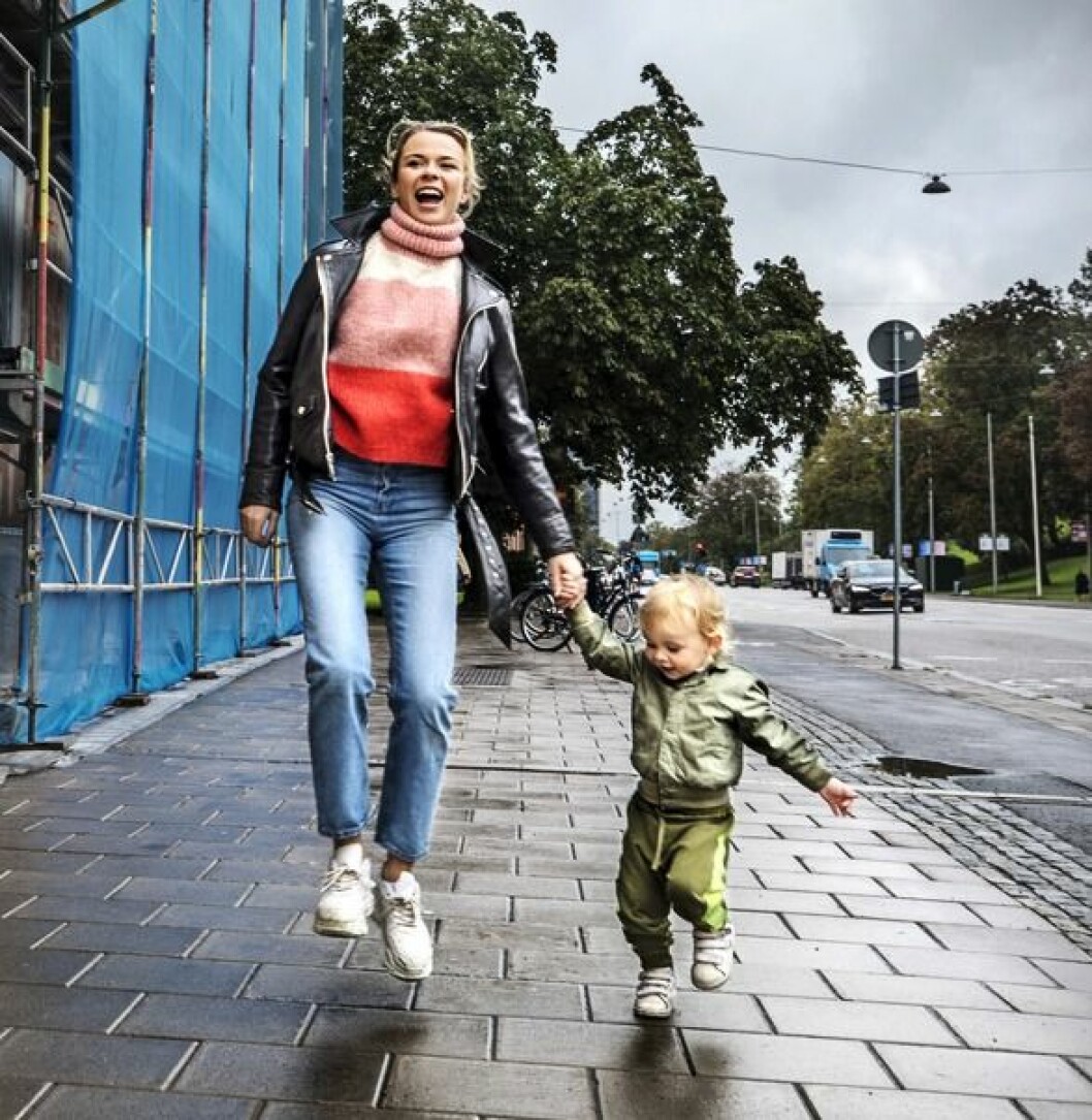 Margaux Dietz och sonen Arnold påväg till förskolan. FOTO: Eva Tedesjö/TT Margaux Dietz och sonen Arnold påväg till förskolan.