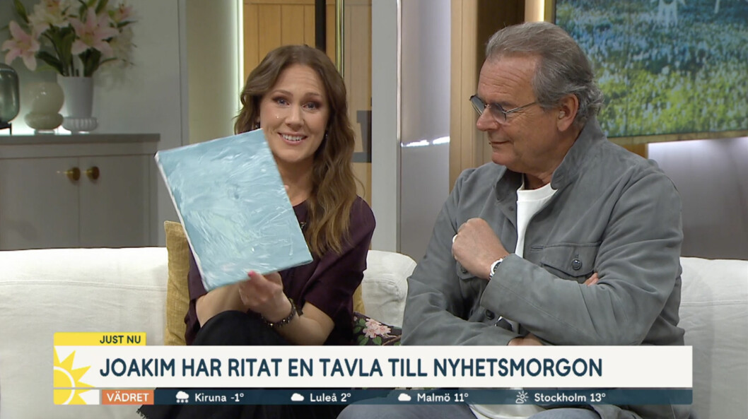 Maria har tårar i ögonen när hon visar upp treåriga Joakims tavla i kameran. Maria har tårar i ögonen när hon visar upp treåriga Joakims tavla i kameran.