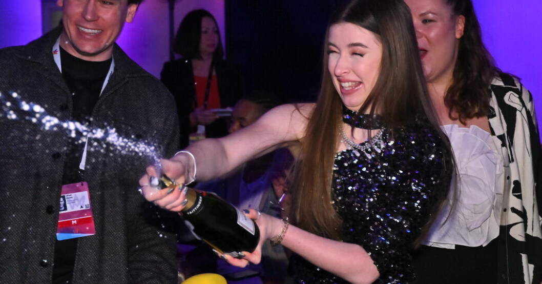 Maria Sur firar sin finalplats med skumpa på efterfesten. Maria Sur: Ska bli ännu kraftfullare